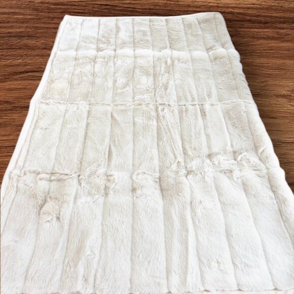 Pottery Barn Faux Fur Throw Blanket Ivory White Cozy Plush 50" x 60" - Picture 2 of 8